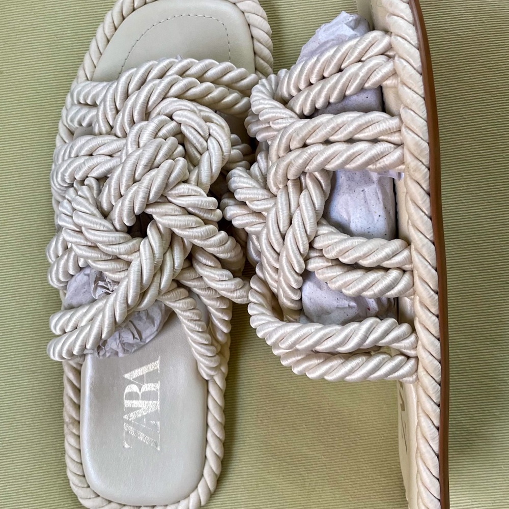 ✨Zara LOW HEEL KNOTTED SANDAL |
OFF WHITE SIZE: Size: 7/5 🐚 - Picture 4 of 10